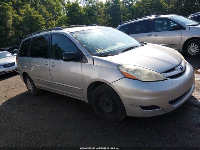 Salvage Toyota Sienna Image