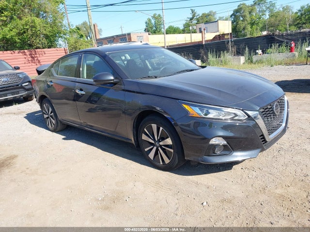 Salvage Nissan Altima Image