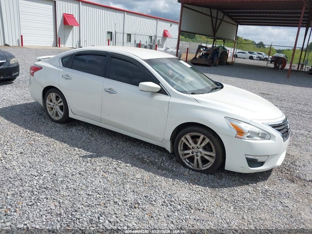 Salvage Nissan Altima Image