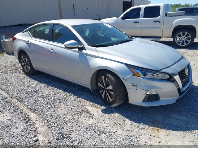 Salvage Nissan Altima Image