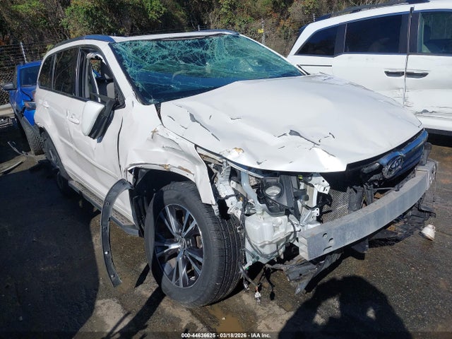 Salvage Toyota Highlander Image
