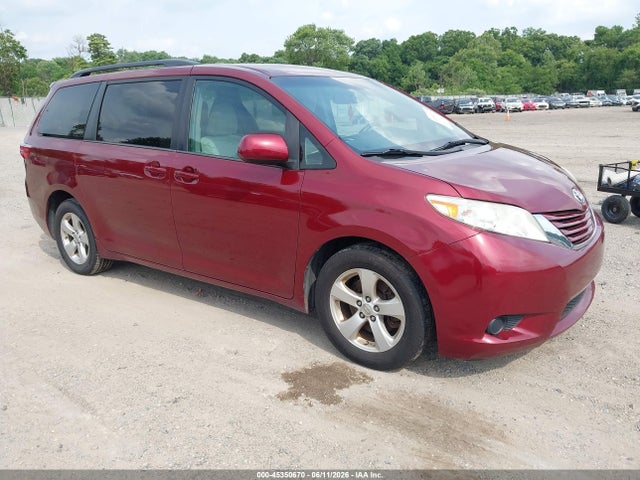 Salvage Toyota Sienna Image