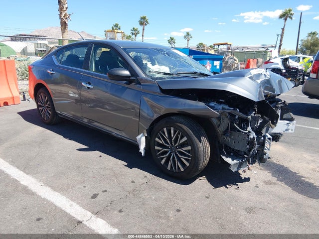 Salvage Nissan Altima Image
