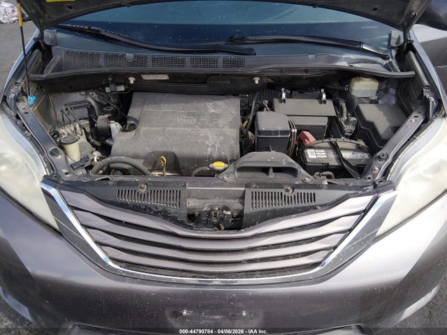 Toyota Sienna Le 8 Passenger