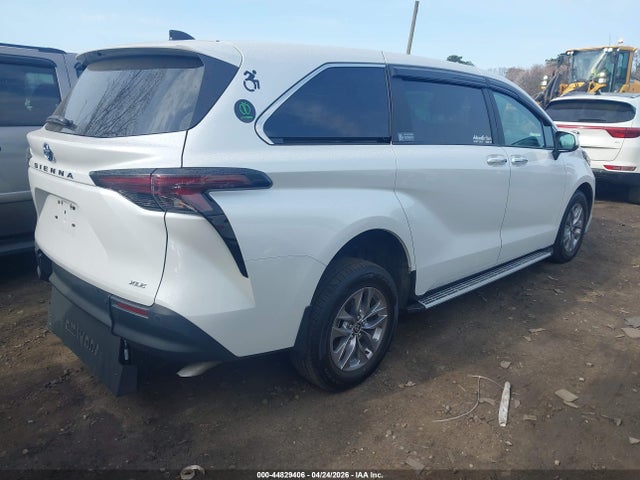 Toyota Sienna Xle 8 Passenger
