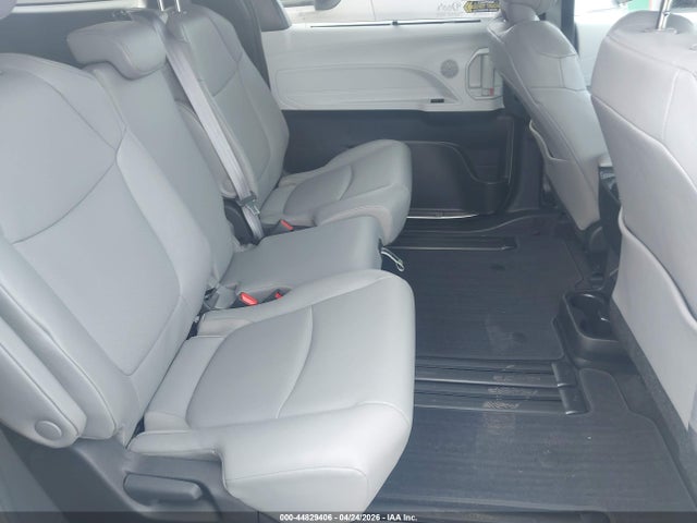 Toyota Sienna Xle 8 Passenger