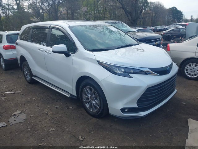 Salvage Toyota Sienna Image