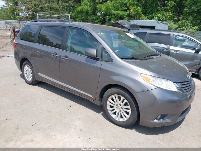 Salvage Toyota Sienna Image