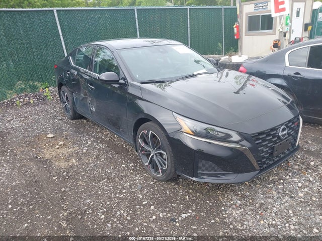 Salvage Nissan Altima Image