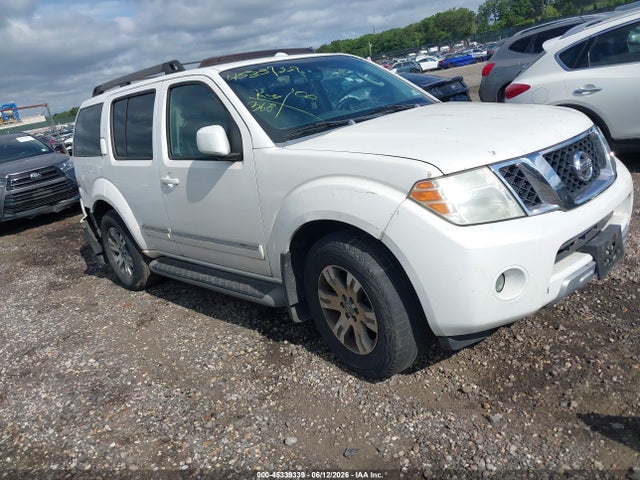 Salvage Nissan Pathfinder Image