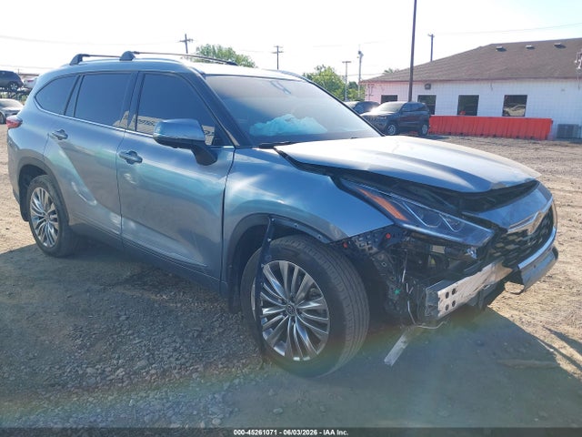 Salvage Toyota Highlander Image