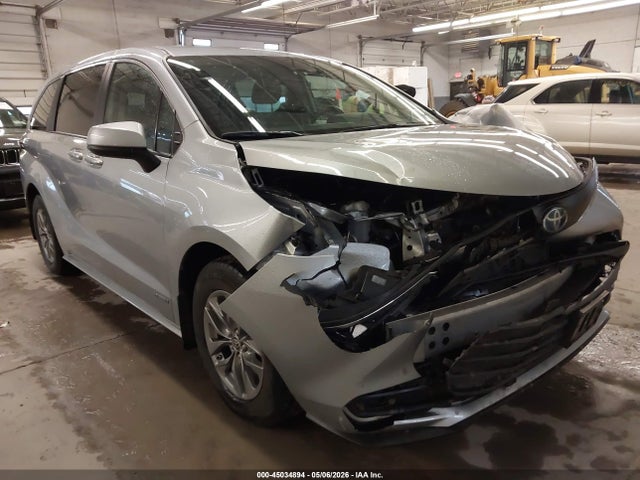 Salvage Toyota Sienna Image