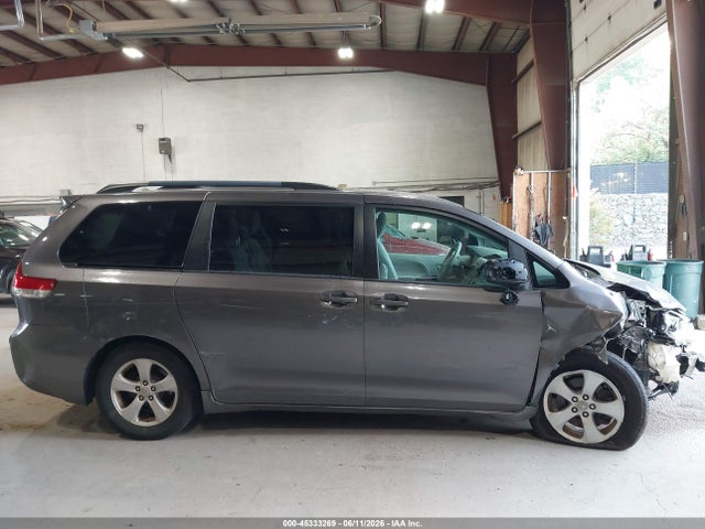 Toyota Sienna Le V6