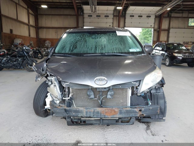 Toyota Sienna Le V6
