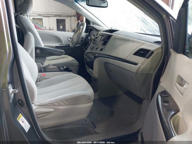 Toyota Sienna Le V6