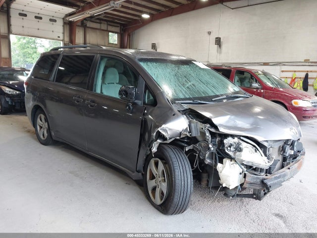 Salvage Toyota Sienna Image