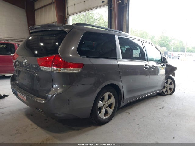 Toyota Sienna Le V6
