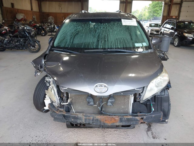 Toyota Sienna Le V6
