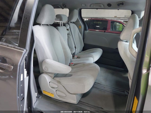 Toyota Sienna Le V6