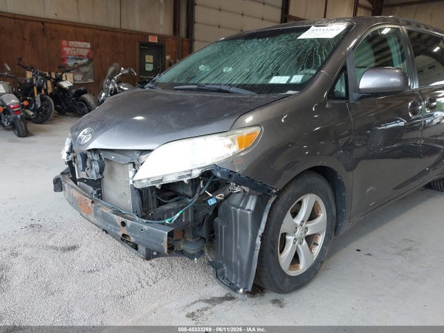 Toyota Sienna Le V6