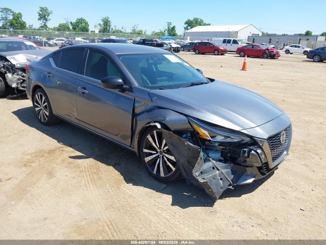 Salvage Nissan Altima Image