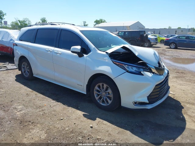 Salvage Toyota Sienna Image