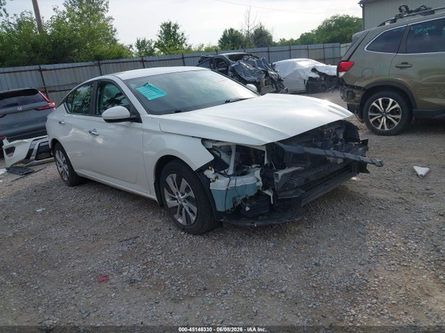 Salvage Nissan Altima Image
