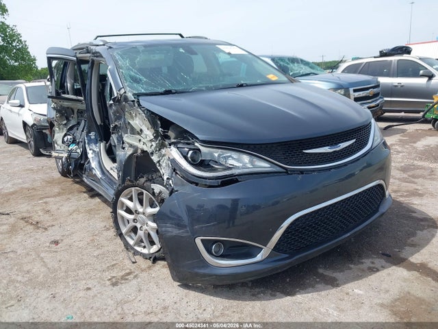 Salvage Chrysler Pacifica Image