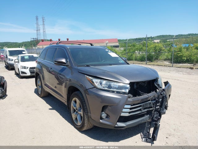 Salvage Toyota Highlander Image