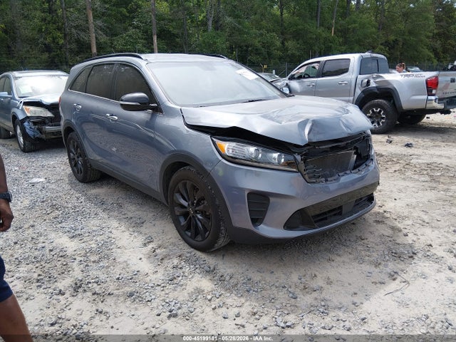 Salvage Kia Sorento Image