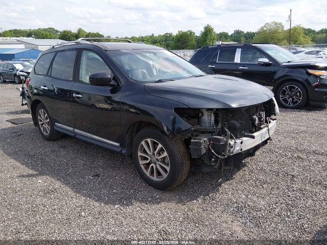 Salvage Nissan Pathfinder Image