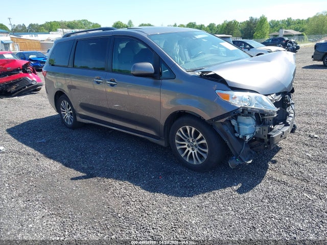 Salvage Toyota Sienna Image