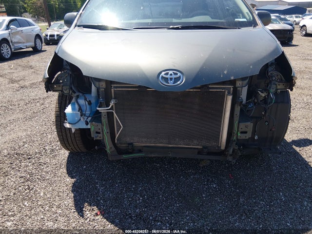 Toyota Sienna Le V6 8 Passenger