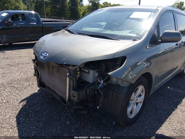 Toyota Sienna Le V6 8 Passenger