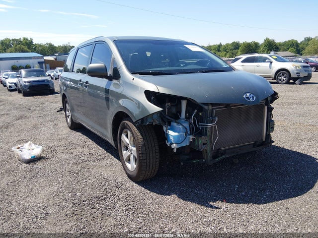 Salvage Toyota Sienna Image