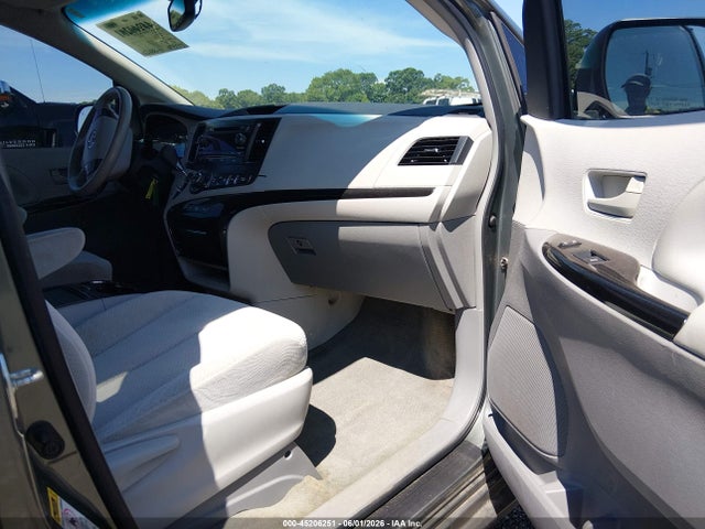 Toyota Sienna Le V6 8 Passenger