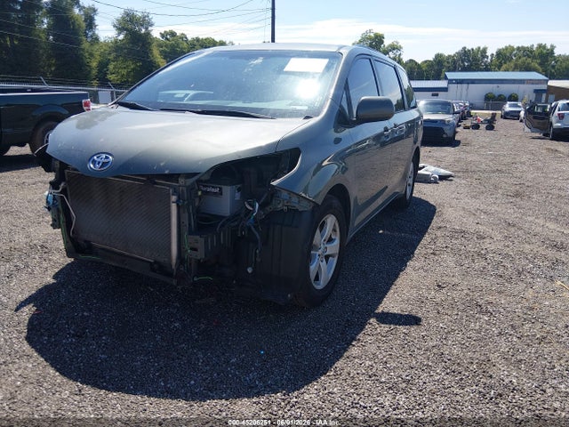 Toyota Sienna Le V6 8 Passenger