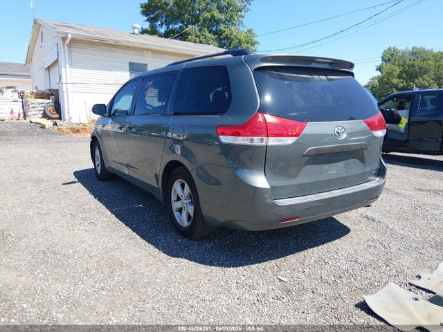 Toyota Sienna Le V6 8 Passenger