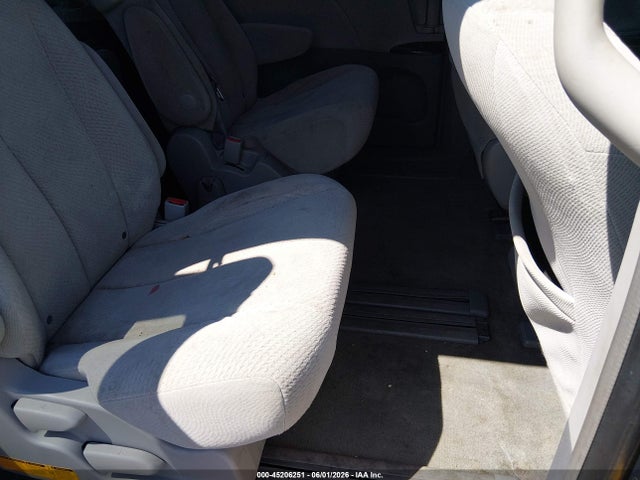 Toyota Sienna Le V6 8 Passenger