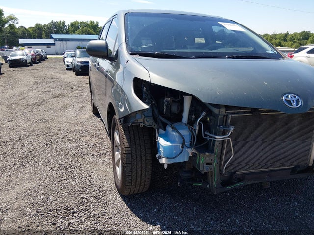 Toyota Sienna Le V6 8 Passenger