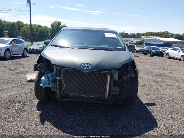 Toyota Sienna Le V6 8 Passenger