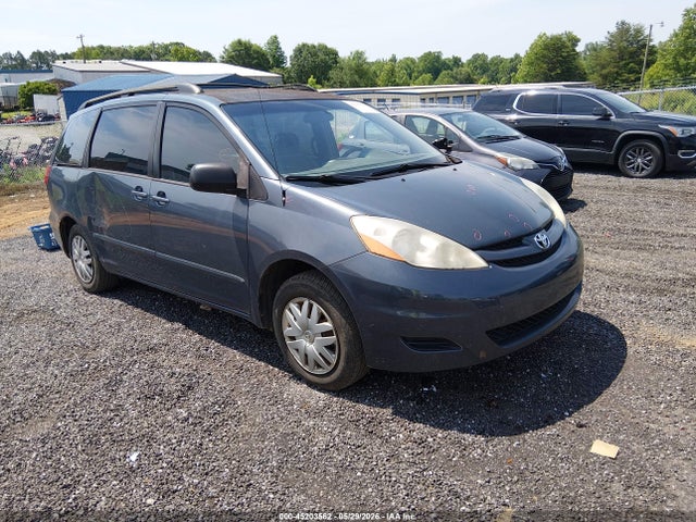 Salvage Toyota Sienna Image