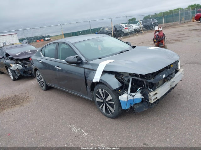 Salvage Nissan Altima Image