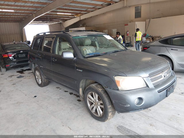 Salvage Toyota Highlander Image