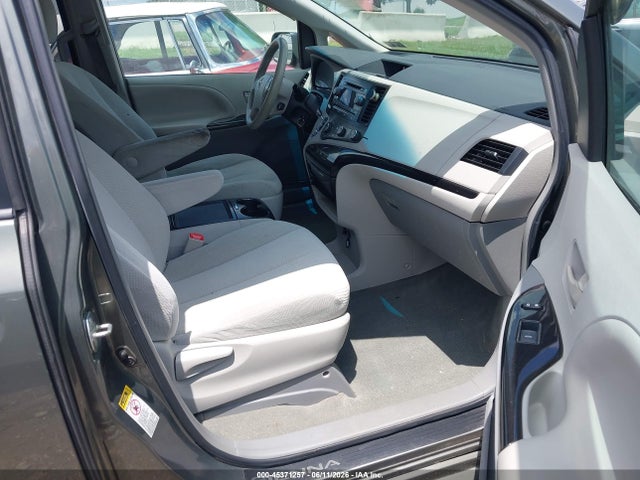 Toyota Sienna Le V6 8 Passenger