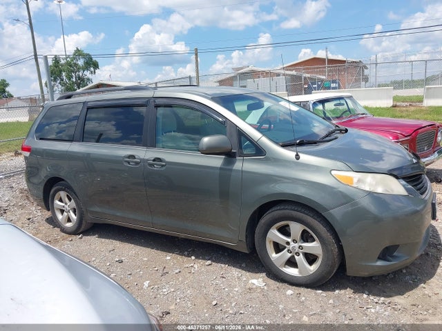Toyota Sienna Le V6 8 Passenger