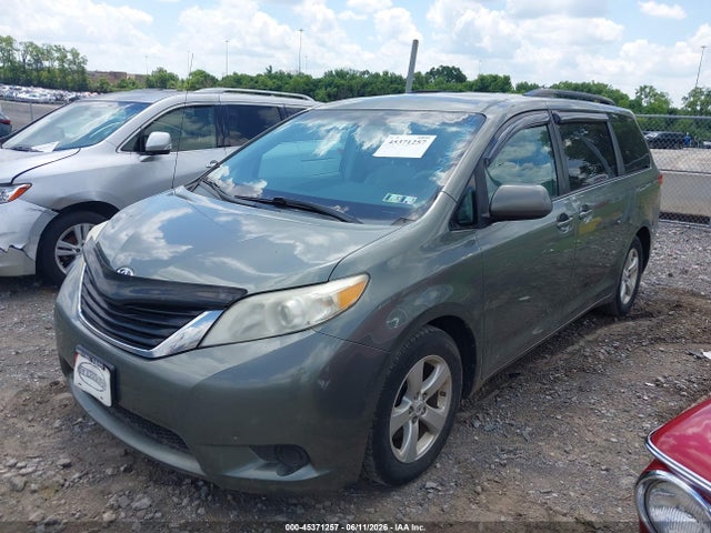 Toyota Sienna Le V6 8 Passenger
