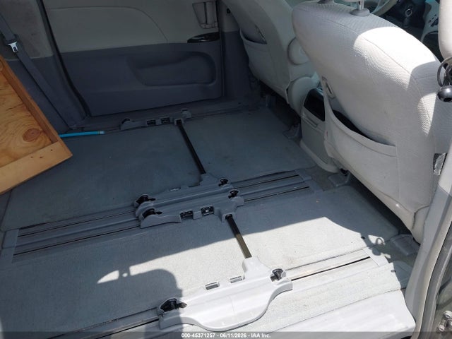 Toyota Sienna Le V6 8 Passenger