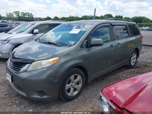 Toyota Sienna Le V6 8 Passenger