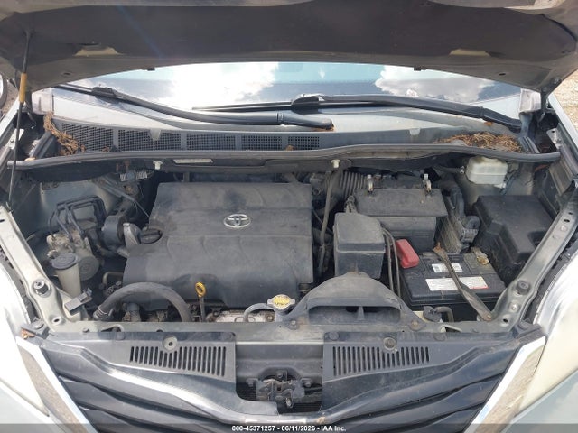 Toyota Sienna Le V6 8 Passenger